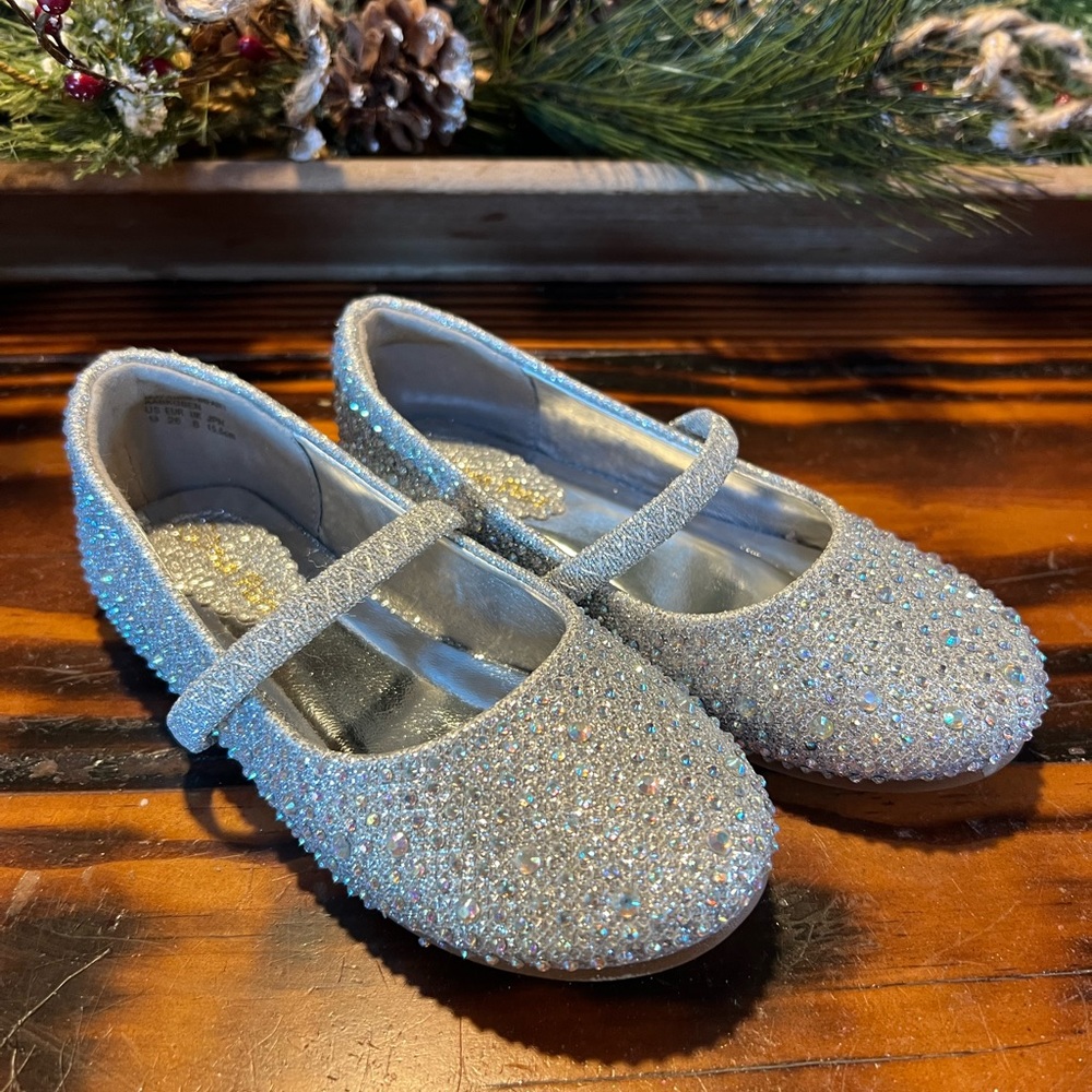 Silver rhinestone dress shoes size 9, new in box , Dream Paris,
